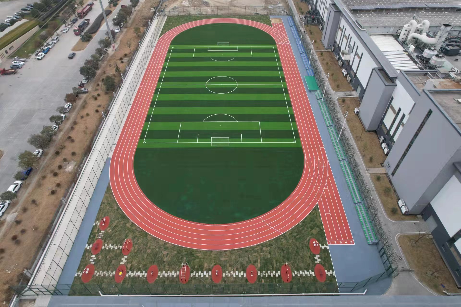 塑膠跑道廠家怎樣選擇，塑膠跑道廠家前期施工，溢邦體育給您解答