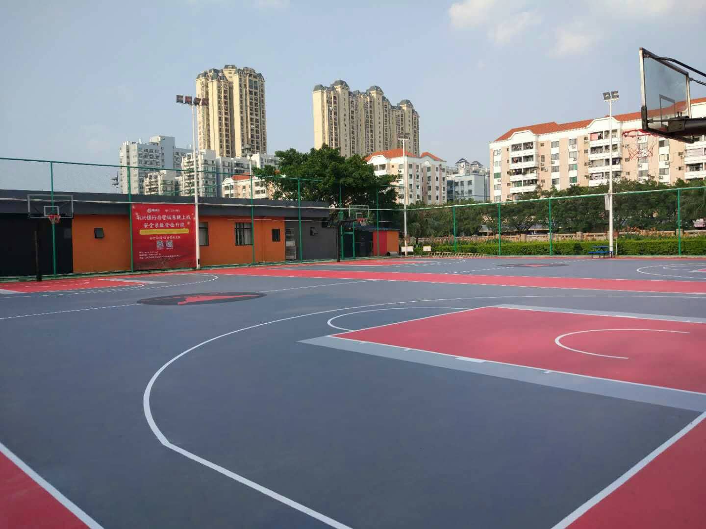 塑膠籃球場(chǎng)造價(jià)要多少
